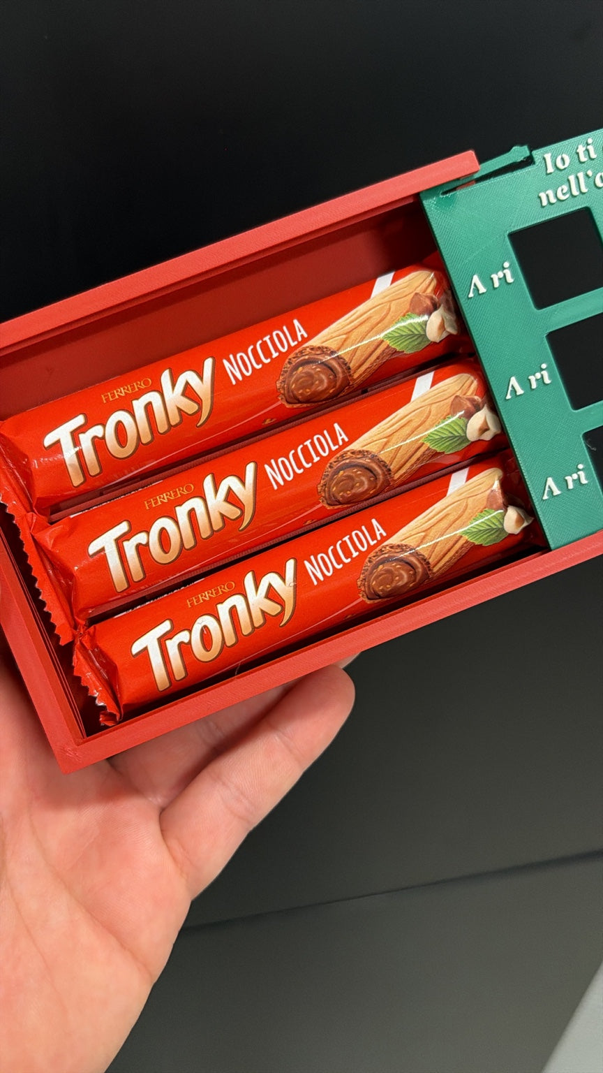 Dolci Parole aperta con tre Tronky confezionati e coperchio scorrevole verso destra