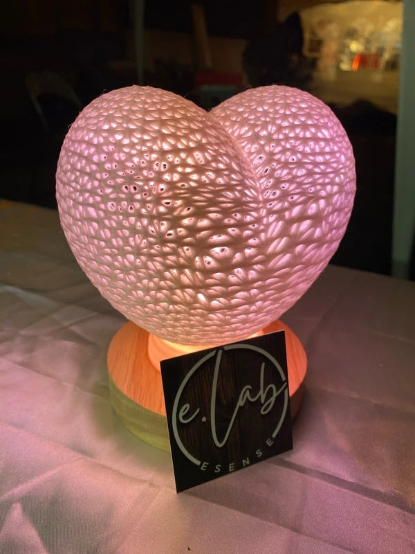 Lampada a cuore bianco seta – Base in legno LED RGB – Foto 1