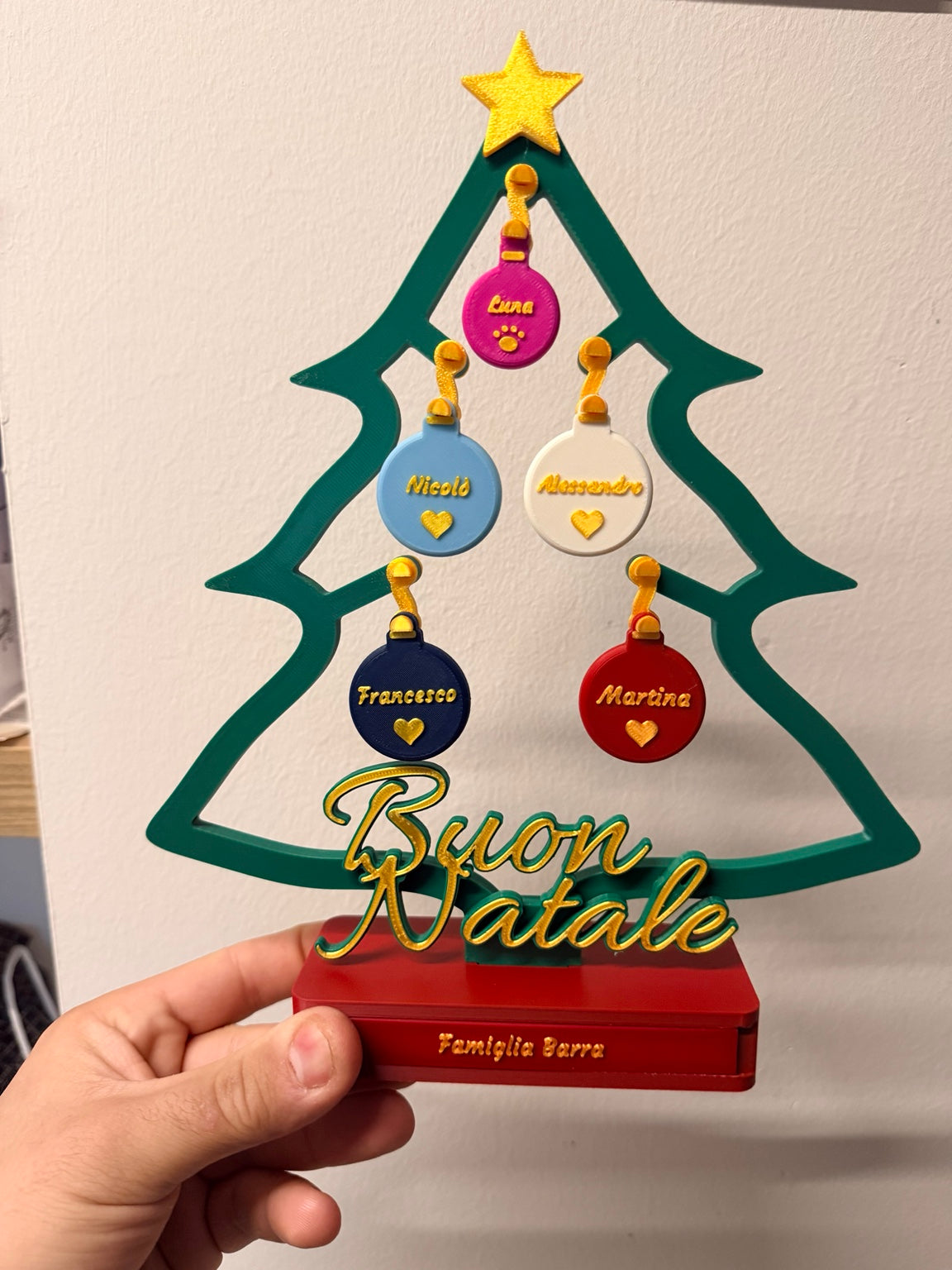 Albero di Natale E.SENSELAB personalizzabile alto 24 cm, con cinque palline, nomi e base personalizzata